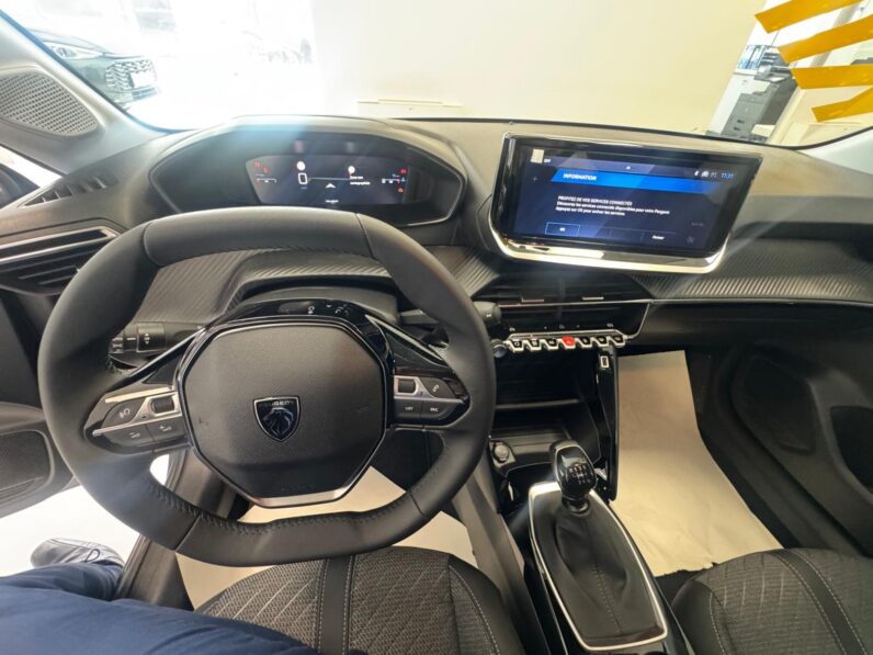 
								Peugeot 208 Allure + Pack navi visual full									