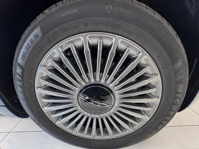 
								FIAT 500 1.0 hybrid Icon full									