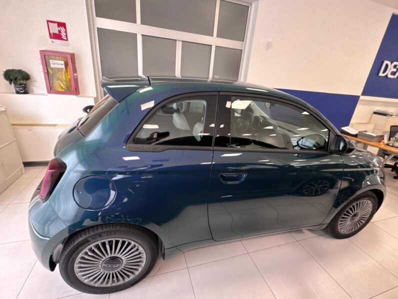 
								FIAT 500 1.0 hybrid Icon full									